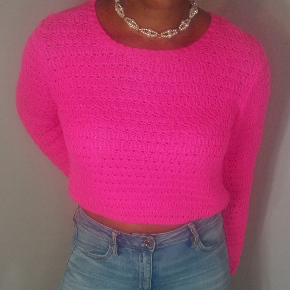 What a way to leave your pink print! XXI crochet crop top sweater size medium.